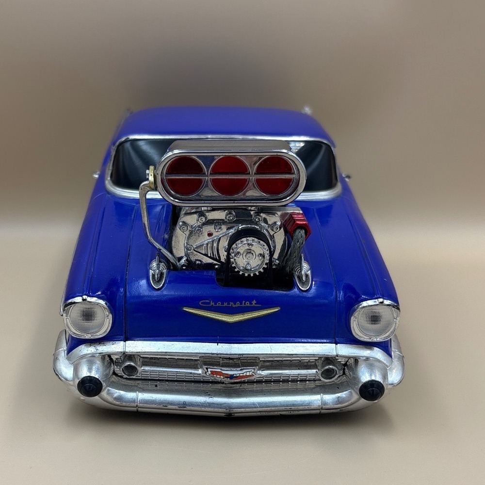 Muscle Machines 1957 Chevy Bel Air 1:18 Scale - Blue - Missing 2 Front Tires